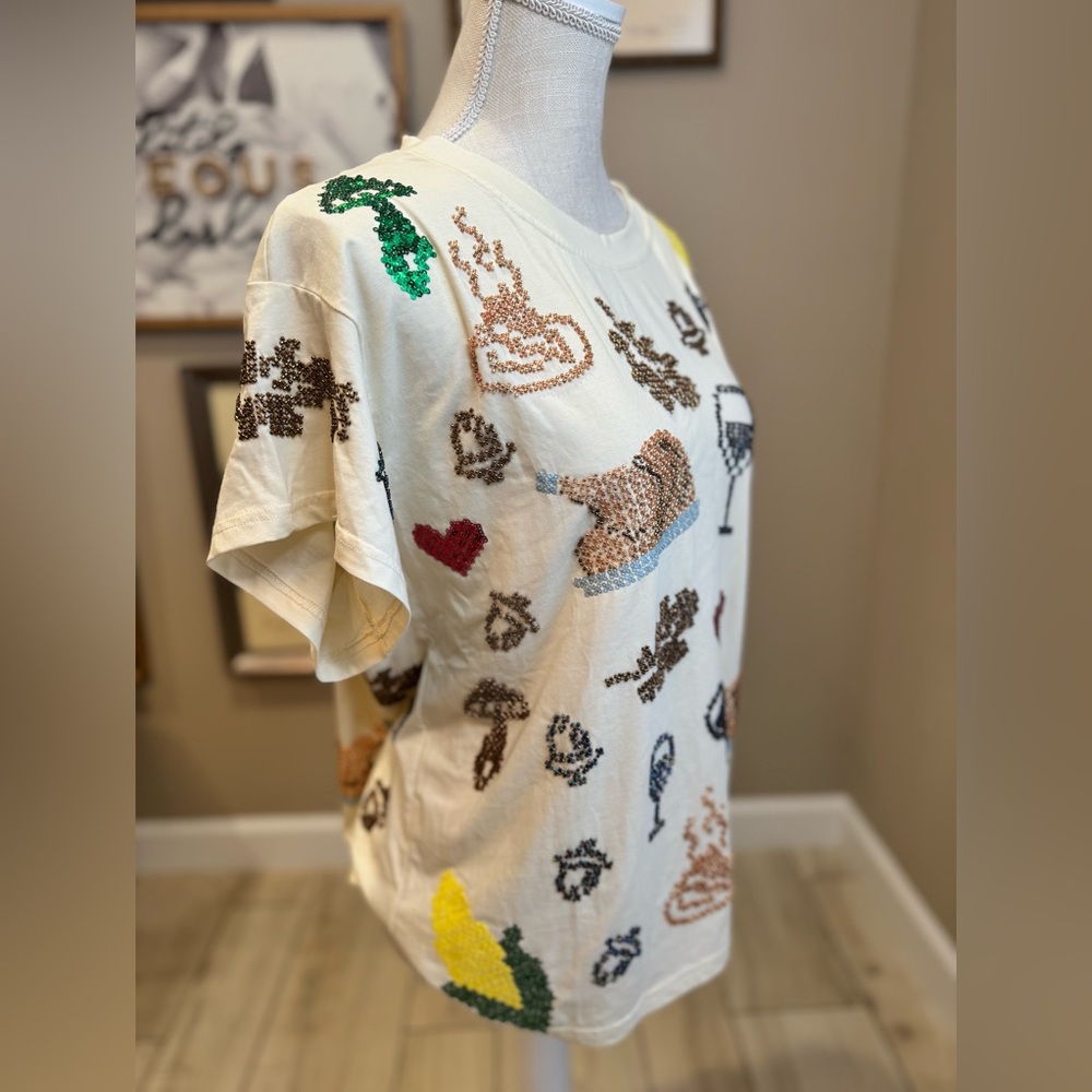 NWT! QUEEN OF SPARKLES Beige Scattered Needlepoint Turkey Dinner Tee - Picture 7 of 13
